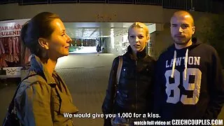 Meitene bauda banging uz seksa pakalpojumi vietas.
