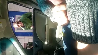 Es fucked Mans draugs seksa rotaļlietas ass ar gumijas gaiļiem.