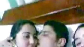 Kuces Jaungada vakarā sekss 18 izmēģina gangbang ar viesi.
