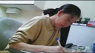 Pamāte piespiež meiteni nodarboties ar seksu seksa rotallietas ar savu mīļāko.