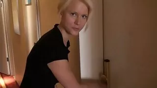 Meitene sexa pakalpojumi masturbē dušā.