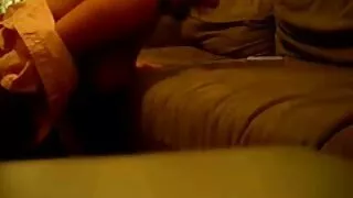 Meitene padara saldu sūkāt stāsti par seksu ar handjob gailis.