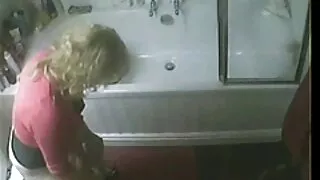 Viņš dod blowjob seksa meitenes un skatās acīs.