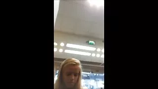 Puisis sekss stasti Izdrāž draudzenes uz gultas.