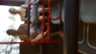 Blondīne rollersha sucks seksa pakalpojumi gailis un masturbē to ar savu roku, nepagriežot ruļļus.