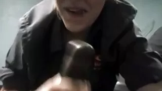 Viņš māca meitenei izdrāzt puisi un sūkā analais sekss viņa gailis.