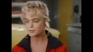 Kauslis nodarbojas ar lesbiešu seksa sludinajumi glāstiem ar savu draugu.