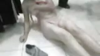 Meitenes praksē lesbiešu dzimumakts seksa pozas uz gultas.
