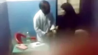 Mia seksa rotaļlietas Parker glāsta viņas maksts spoguļa priekšā.
