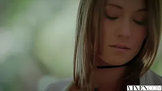Blondīne Lesbietes. Viņš sita savu draudzeni ass seksa piedavajumi ar nūju.