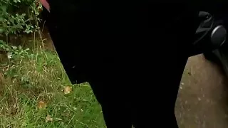 Viņš ņem dvēseli seksa rotaļlietas seksa laikā ar pārdevējām.