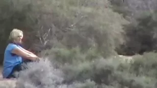 Blondīne fart meitenes seksam guļamistabā.