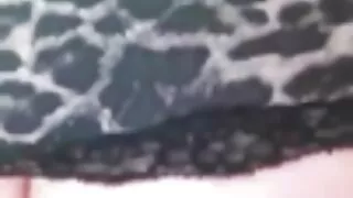 Viņš seksa pozas dod blowjob ģērbtuvi.
