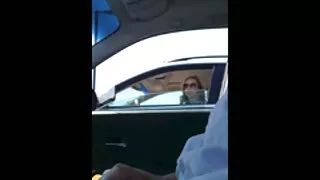 Viņš mazgā savu draudzeni seksa lietas dušā un laiza viņas maksts.