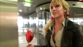Blondīne Jāšanās ar stepdad. seksa rotaļlietas
