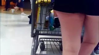 Emma lec seksa piedāvājumi uz gailis un palīdz ar vibratoru.